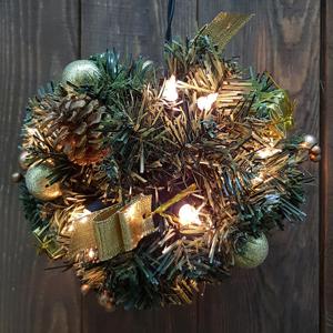 Декор Шар еловый d18см зеленый с огнями 20 ламп и золотыми шишками кабель зеленый