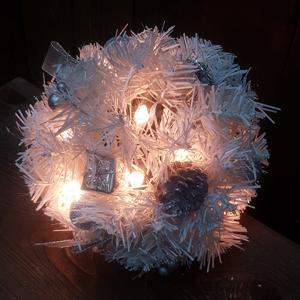 Декор Шар еловый d18см белый с огнями 20 ламп и шишками кабель белый