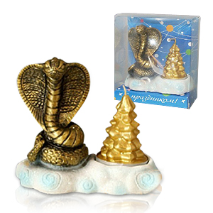 Свеча новогодняя змея с елкой золотые на подсвечнике
